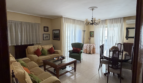 Vivienda de cuatro dormitorios, salón, sala de estar, dos baños y cocina, en buen estado