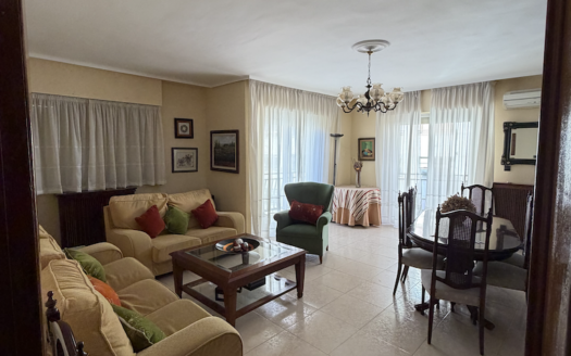 Vivienda de cuatro dormitorios, salón, sala de estar, dos baños y cocina, en buen estado