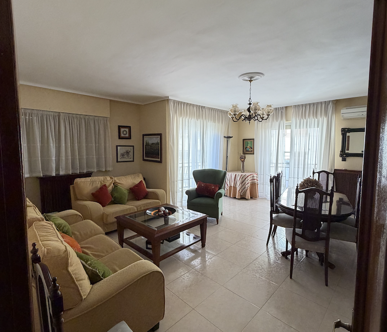 Vivienda de cuatro dormitorios, salón, sala de estar, dos baños y cocina, en buen estado