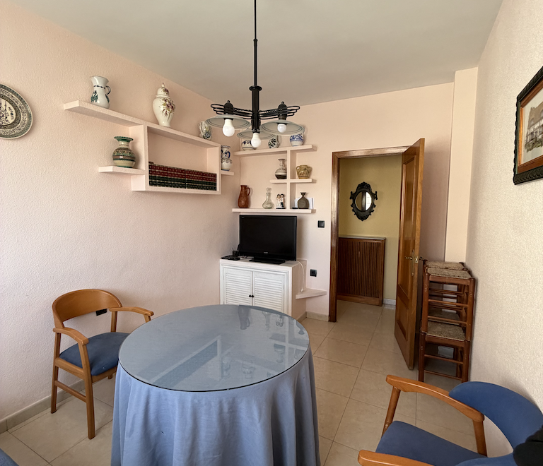 Vivienda de cuatro dormitorios, salón, sala de estar, dos baños y cocina, en buen estado