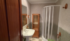 Vivienda de cuatro dormitorios, salón, sala de estar, dos baños y cocina, en buen estado