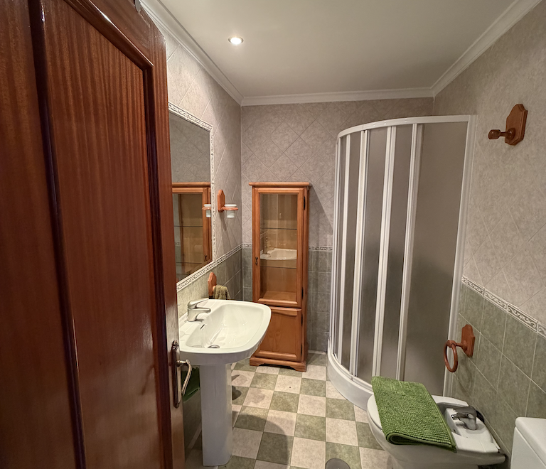 Vivienda de cuatro dormitorios, salón, sala de estar, dos baños y cocina, en buen estado