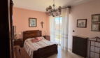 Vivienda de cuatro dormitorios, salón, sala de estar, dos baños y cocina, en buen estado