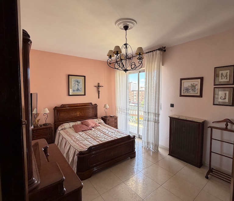 Vivienda de cuatro dormitorios, salón, sala de estar, dos baños y cocina, en buen estado