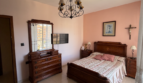 Vivienda de cuatro dormitorios, salón, sala de estar, dos baños y cocina, en buen estado