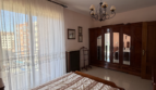 Vivienda de cuatro dormitorios, salón, sala de estar, dos baños y cocina, en buen estado