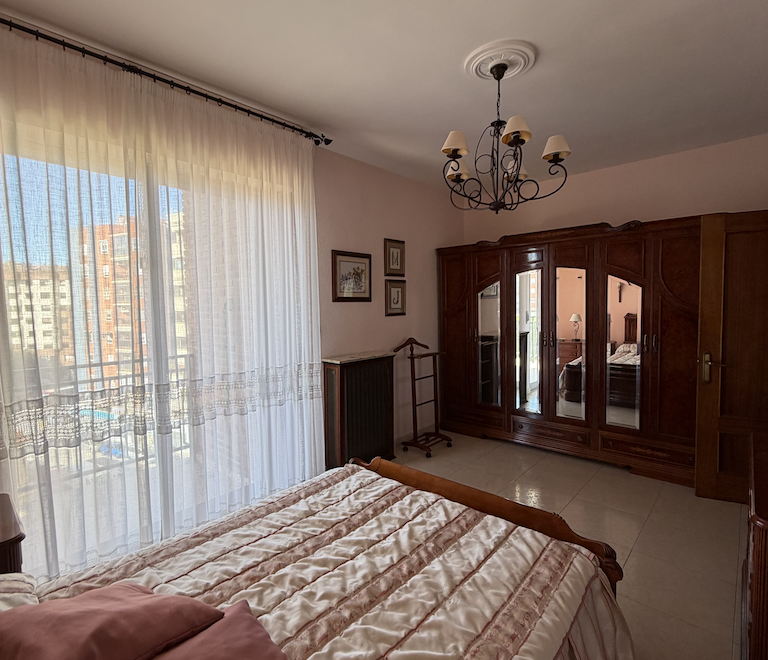 Vivienda de cuatro dormitorios, salón, sala de estar, dos baños y cocina, en buen estado
