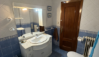 Vivienda de cuatro dormitorios, salón, sala de estar, dos baños y cocina, en buen estado