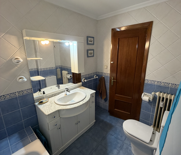 Vivienda de cuatro dormitorios, salón, sala de estar, dos baños y cocina, en buen estado
