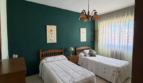 Vivienda de cuatro dormitorios, salón, sala de estar, dos baños y cocina, en buen estado