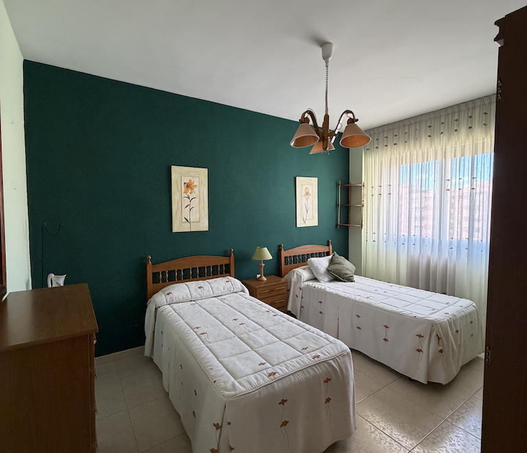Vivienda de cuatro dormitorios, salón, sala de estar, dos baños y cocina, en buen estado