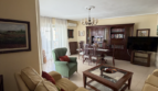 Vivienda de cuatro dormitorios, salón, sala de estar, dos baños y cocina, en buen estado