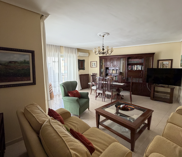 Vivienda de cuatro dormitorios, salón, sala de estar, dos baños y cocina, en buen estado