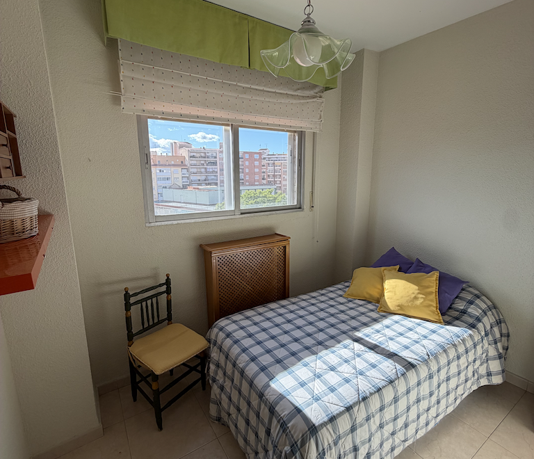 Vivienda de cuatro dormitorios, salón, sala de estar, dos baños y cocina, en buen estado