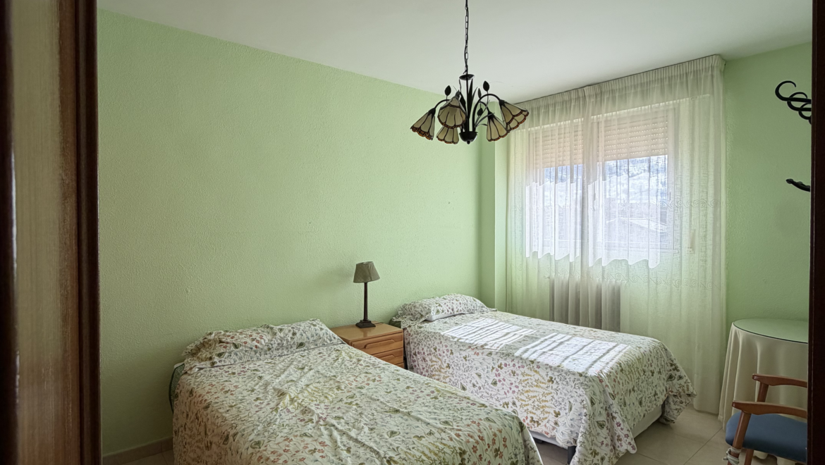 Vivienda de cuatro dormitorios, salón, sala de estar, dos baños y cocina, en buen estado