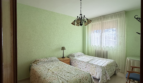 Vivienda de cuatro dormitorios, salón, sala de estar, dos baños y cocina, en buen estado