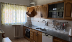 Vivienda de cuatro dormitorios, salón, sala de estar, dos baños y cocina, en buen estado