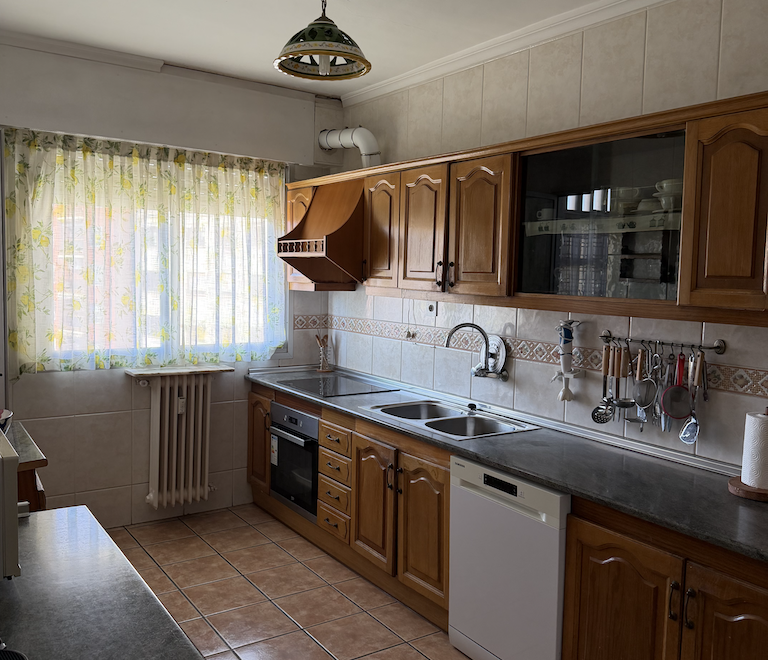 Vivienda de cuatro dormitorios, salón, sala de estar, dos baños y cocina, en buen estado