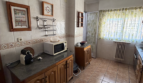Vivienda de cuatro dormitorios, salón, sala de estar, dos baños y cocina, en buen estado