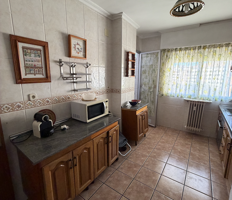 Vivienda de cuatro dormitorios, salón, sala de estar, dos baños y cocina, en buen estado