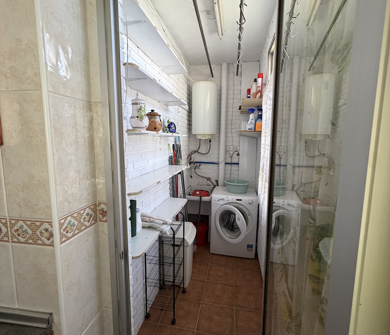 Vivienda de cuatro dormitorios, salón, sala de estar, dos baños y cocina, en buen estado