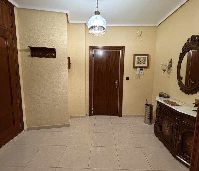 Vivienda de cuatro dormitorios, salón, sala de estar, dos baños y cocina, en buen estado