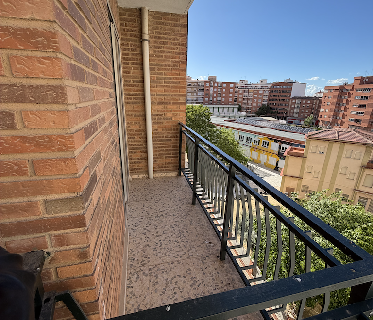 Vivienda de cuatro dormitorios, salón, sala de estar, dos baños y cocina, en buen estado