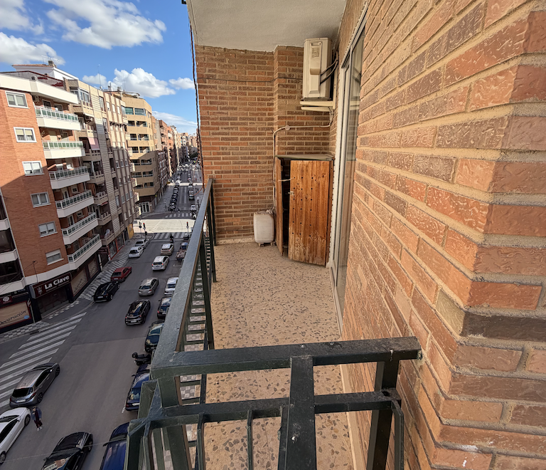 Vivienda de cuatro dormitorios, salón, sala de estar, dos baños y cocina, en buen estado