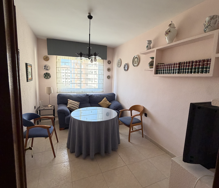 Vivienda de cuatro dormitorios, salón, sala de estar, dos baños y cocina, en buen estado